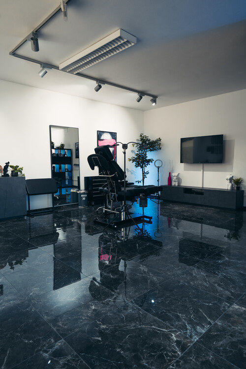 Neues Tattoo entsteht Konzentriert bei der Arbeit